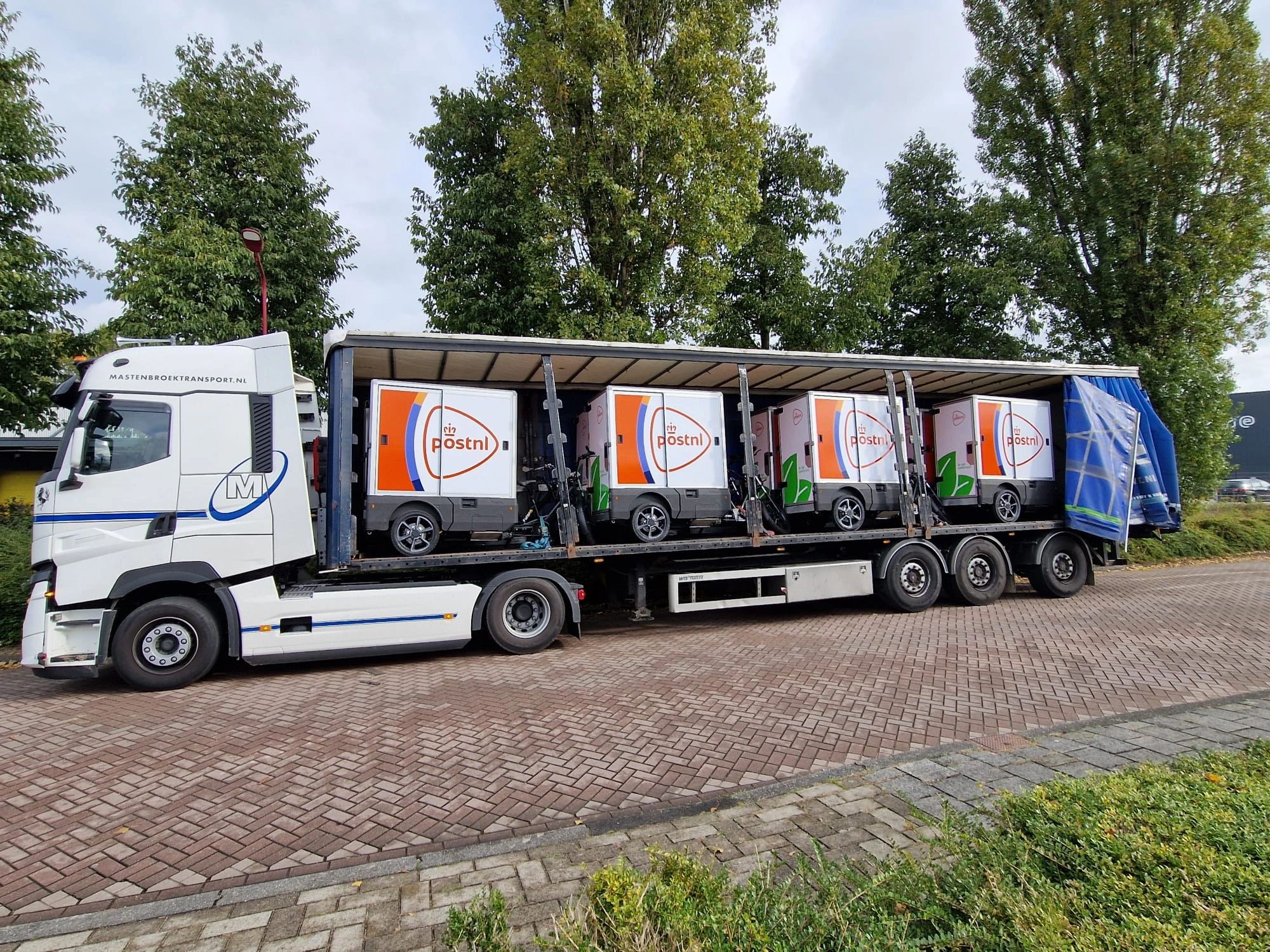 Op naar PostNL, de nieuwste Fulpra Triple Cargobikes. Er passen er precies acht in een vrachtwagen. Deze gaan naar Gent, voor PostNL België.